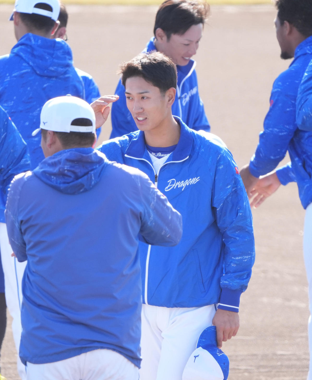 森駿（右）は小池2軍打撃統括コーチとあいさつを交わす（撮影・森本幸一）