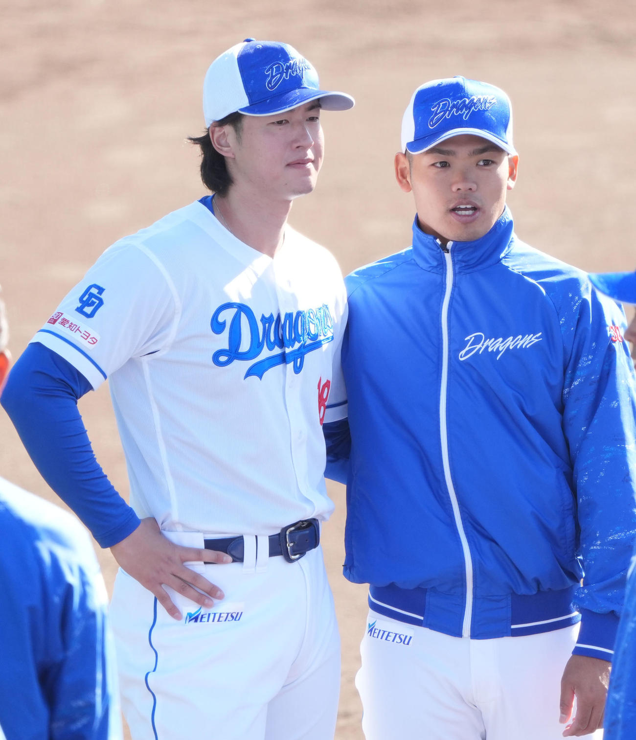 梅津（左）と言葉を交わす根尾（撮影・森本幸一）