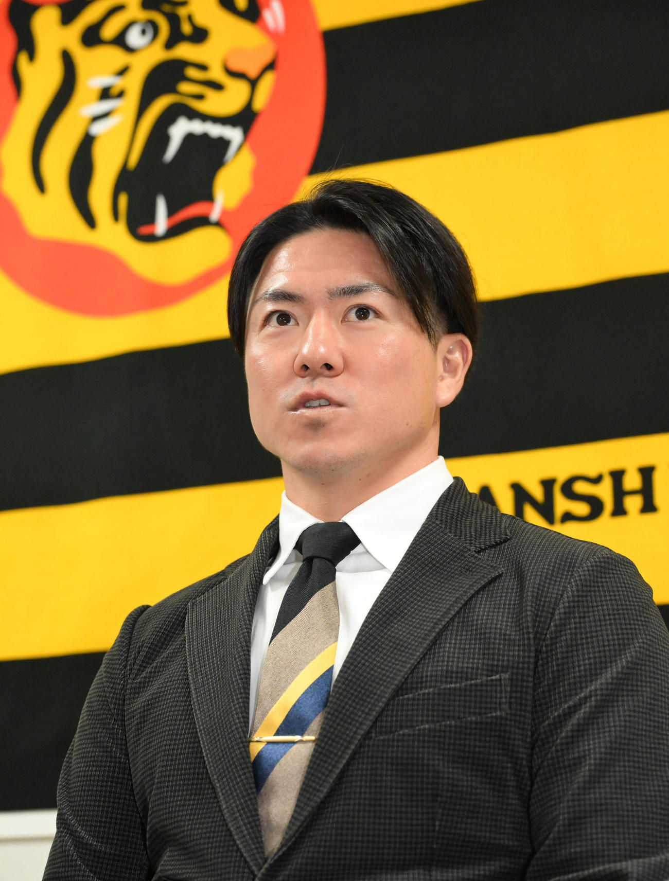 契約更改を終え会見する阪神長坂（撮影・石井愛子）