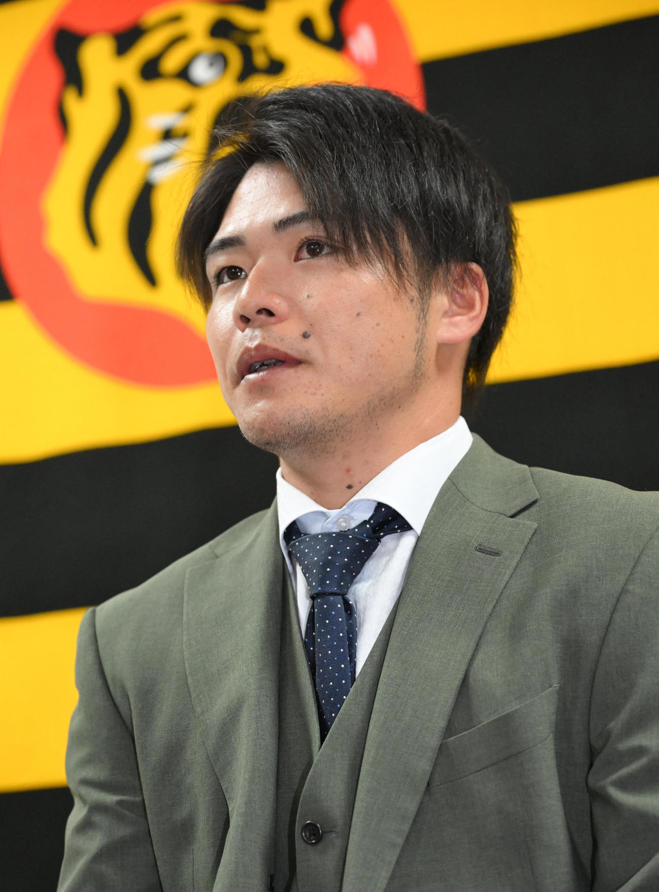 契約更改を終え会見する阪神小野寺（撮影・石井愛子）