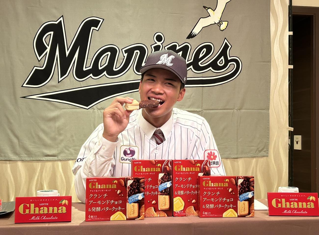 好きなロッテ製品「ガーナチョコ＆クッキーサンド」をほおばり笑顔の桜井（撮影・星夏穂）