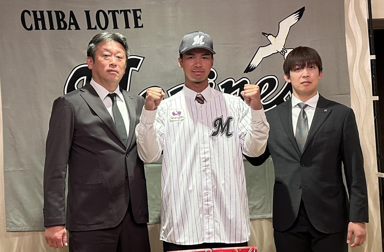 左から榎アマスカウトディレクター、ドラフト4位の桜井、菅野担当スカウト（撮影・星夏穂）