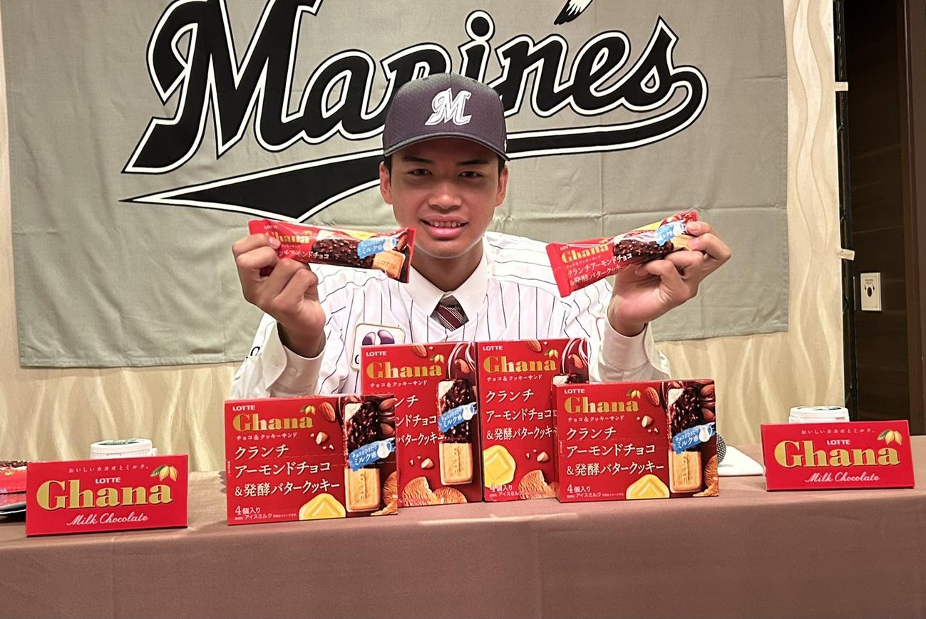 好きなロッテ製品「ガーナチョコ＆クッキーサンド」を手に笑顔の桜井（撮影・星夏穂）
