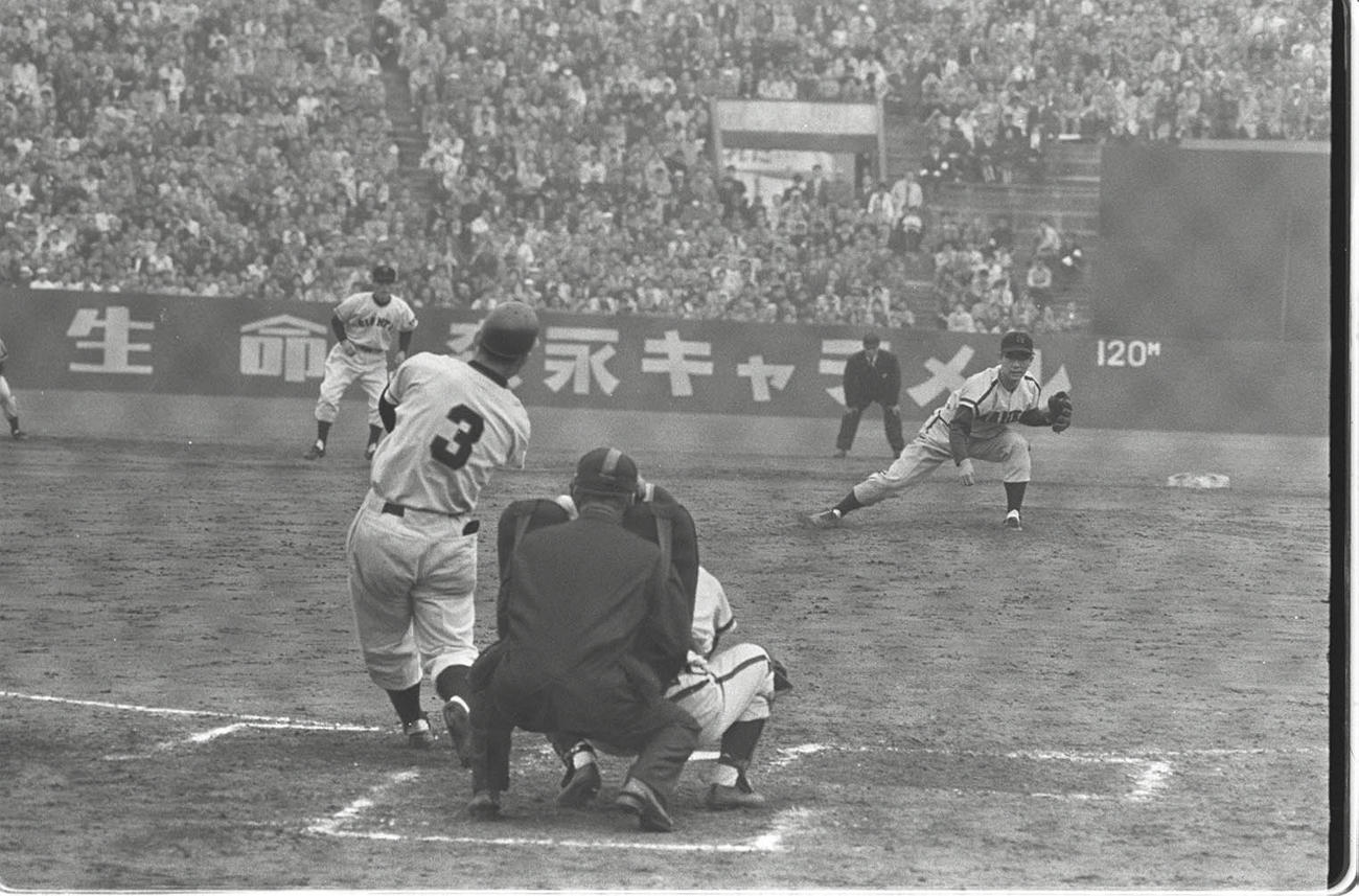 59年、巨人対南海の日本シリーズ4回戦で立教大時代の同僚・杉浦忠と対決する長嶋茂雄（1959年10月29日）