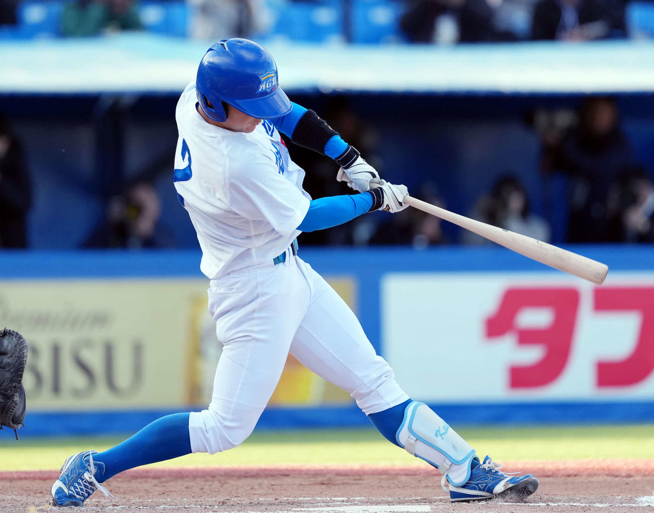 青学大対立命大　6回表青学大1死二、三塁、3点本塁打を放つ渡部（撮影・小島史椰）