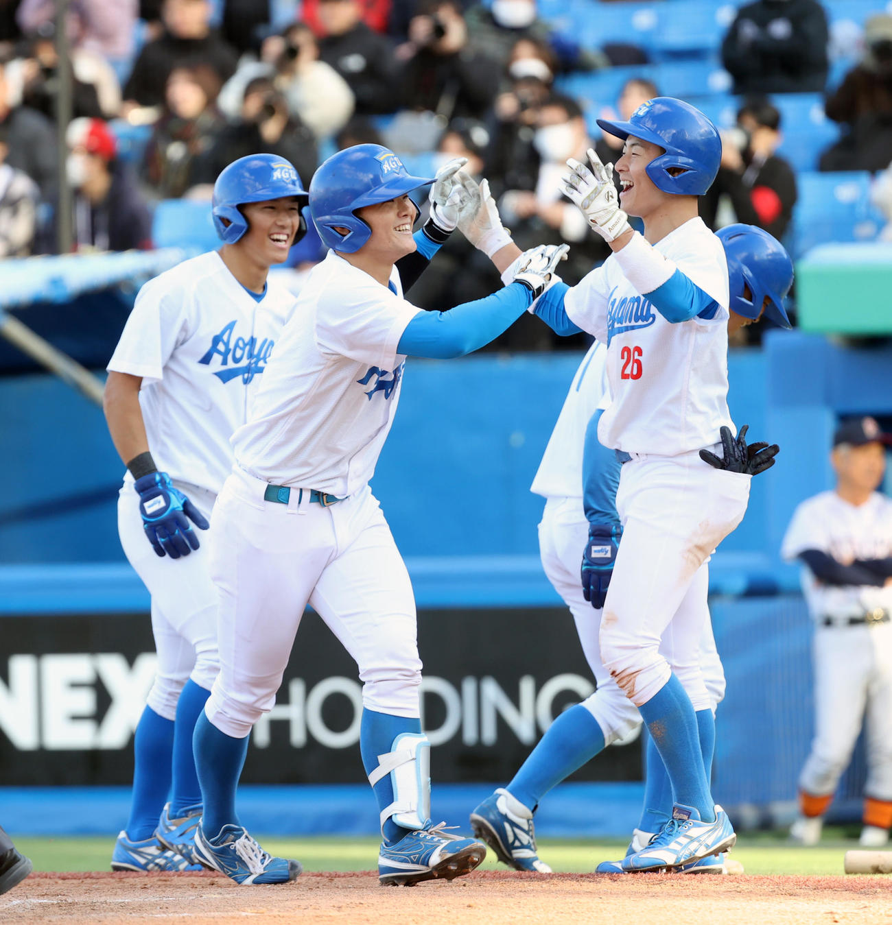 青学大対立命大　6回表青学大1死二、三塁、渡部（中央）は左越えに本塁打を放ち中田（右）とハイタッチする（撮影・柴田隆二）