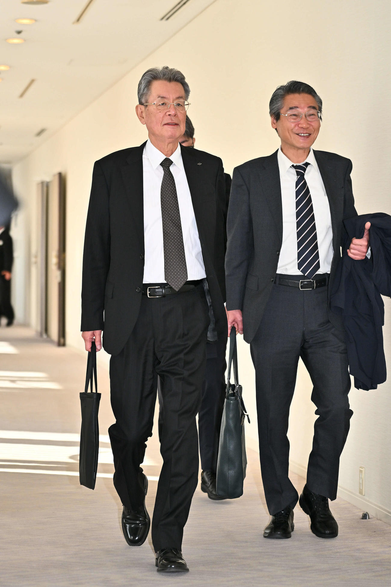 オーナー会議に臨む阪神秦雅夫オーナー（左）（撮影・滝沢徹郎）
