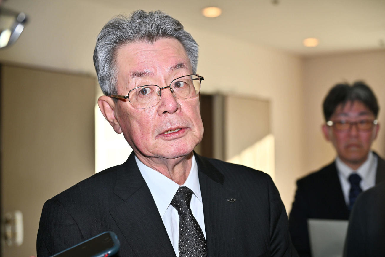 オーナー会議を終え取材に応じる阪神秦雅夫オーナー（撮影・滝沢徹郎）