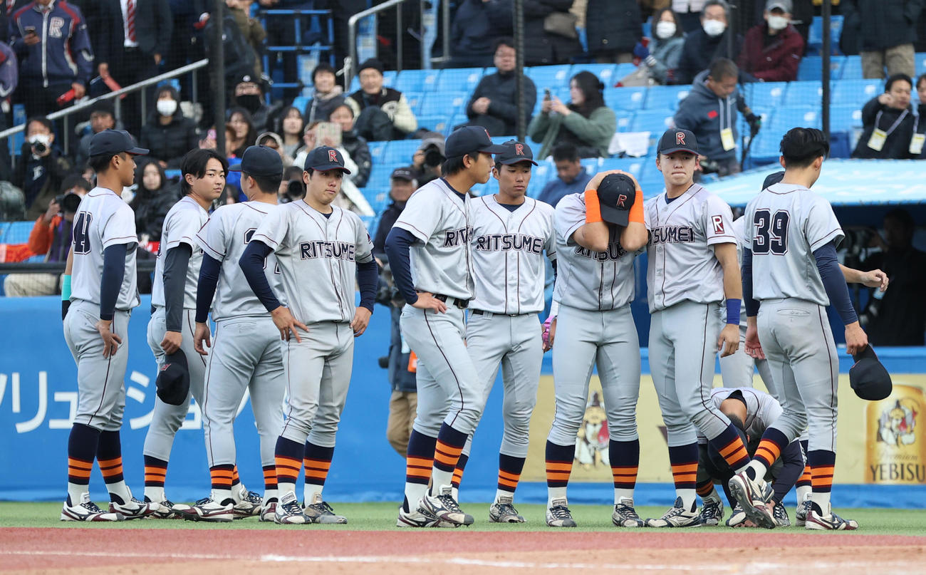 青学大対立命大　敗れた立命大ナインはがっくりする（撮影・柴田隆二）
