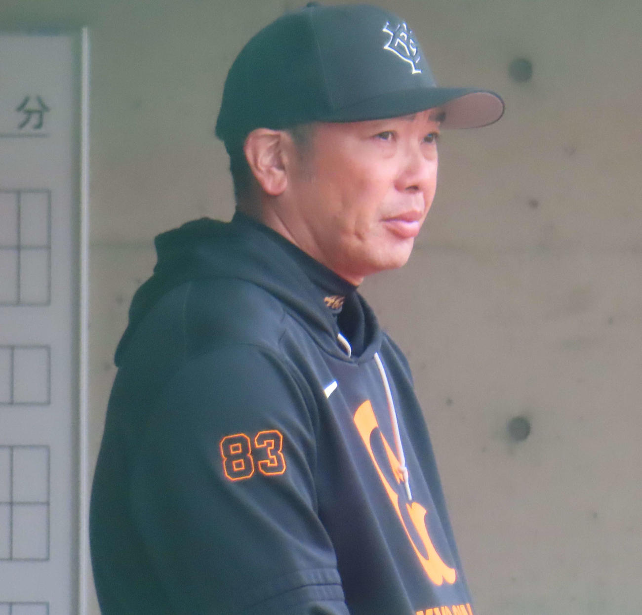 練習を見守る巨人阿部慎之助監督（2025年11月撮影）