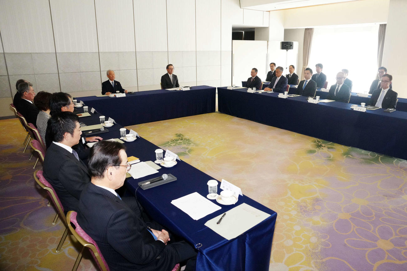 プロ野球オーナー会議に臨む榊原コミッショナー（中央左）と議長の日本ハム井川オーナー（同右）ら。右からソフトバンク大脇オーナー臨時代理人、オリックス湊オーナー代行、楽天森井オーナー代行、ロッテ玉塚オーナー代行、西武後藤オーナー（撮影・江口和貴）