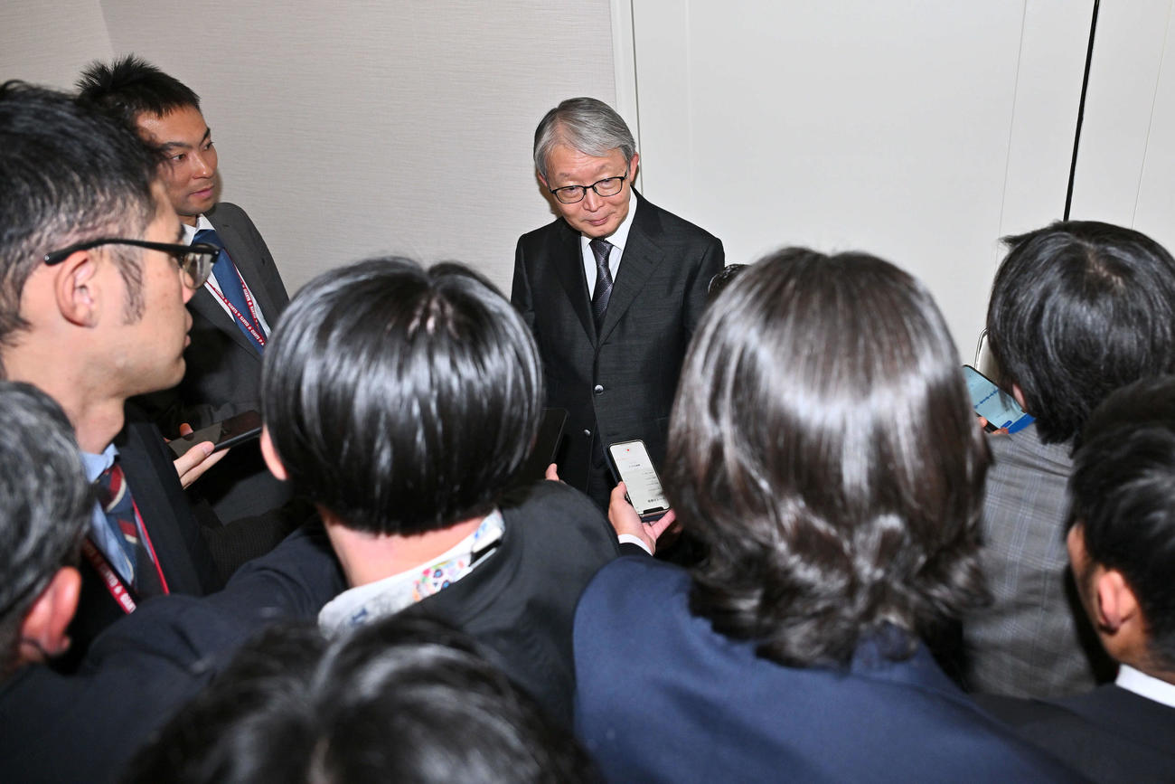 オーナー会議を終え取材に応じる巨人山口寿一オーナー（撮影・滝沢徹郎）