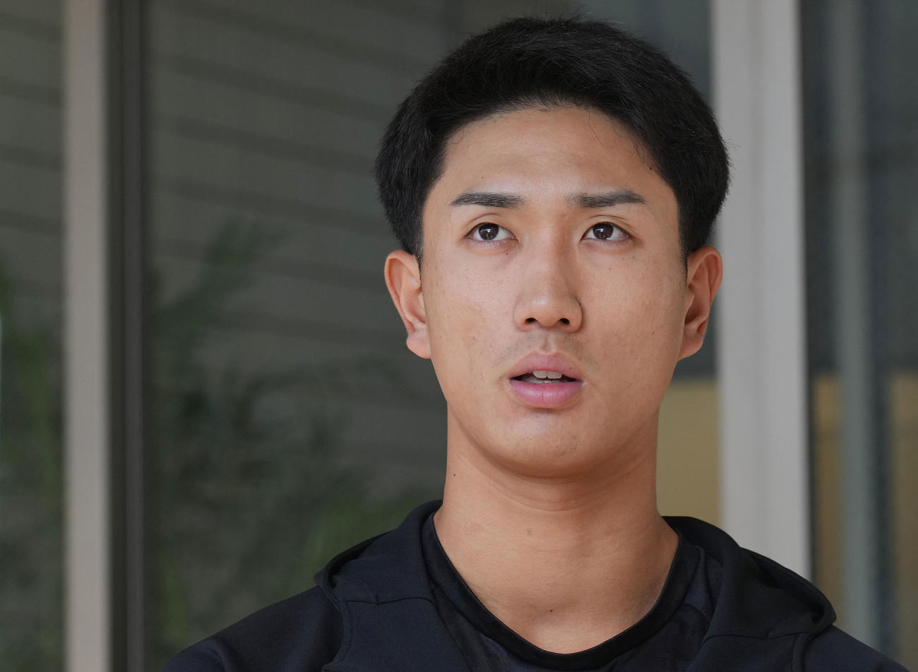 秋季キャンプを打ち上げ取材に応じる中日森駿太（撮影・森本幸一）