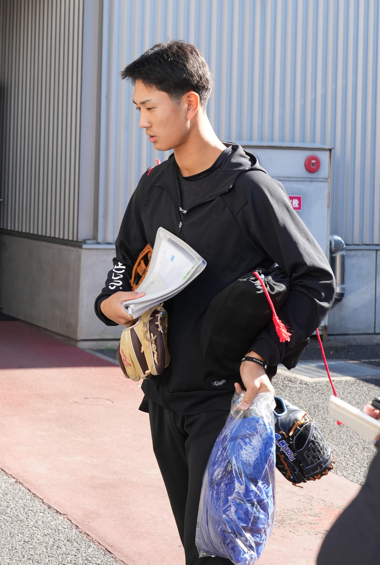 荷物を運ぶ森駿（撮影・森本幸一）