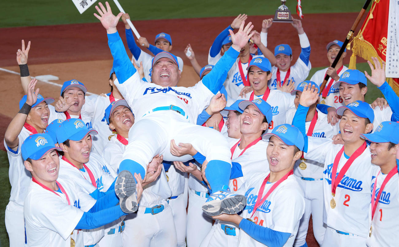 優勝し喜びを爆発させる青学大の選手たちに胴上げされる安藤寧則監督（中央）（撮影・小島史椰）
