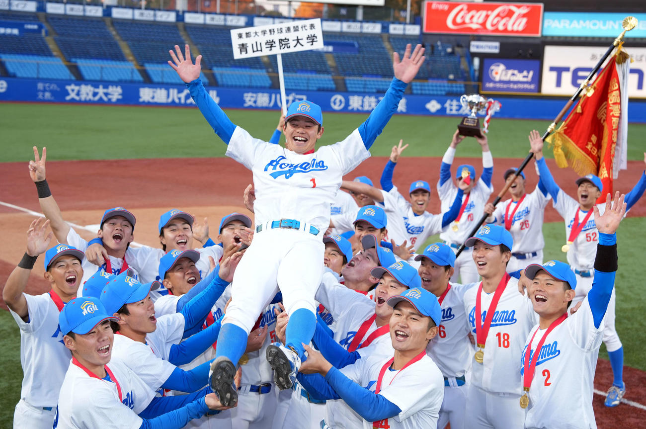 優勝し喜びを爆発させる青学大の選手たちに胴上げされる藤原主将（中央）（撮影・小島史椰）