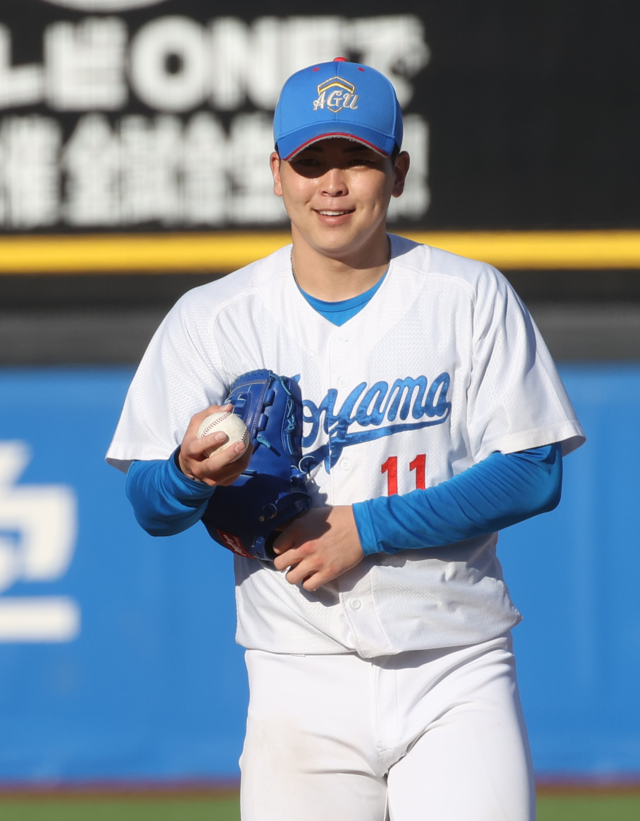 青学大対立命大　先発した青学大・中西は笑顔を見せる（撮影・柴田隆二）