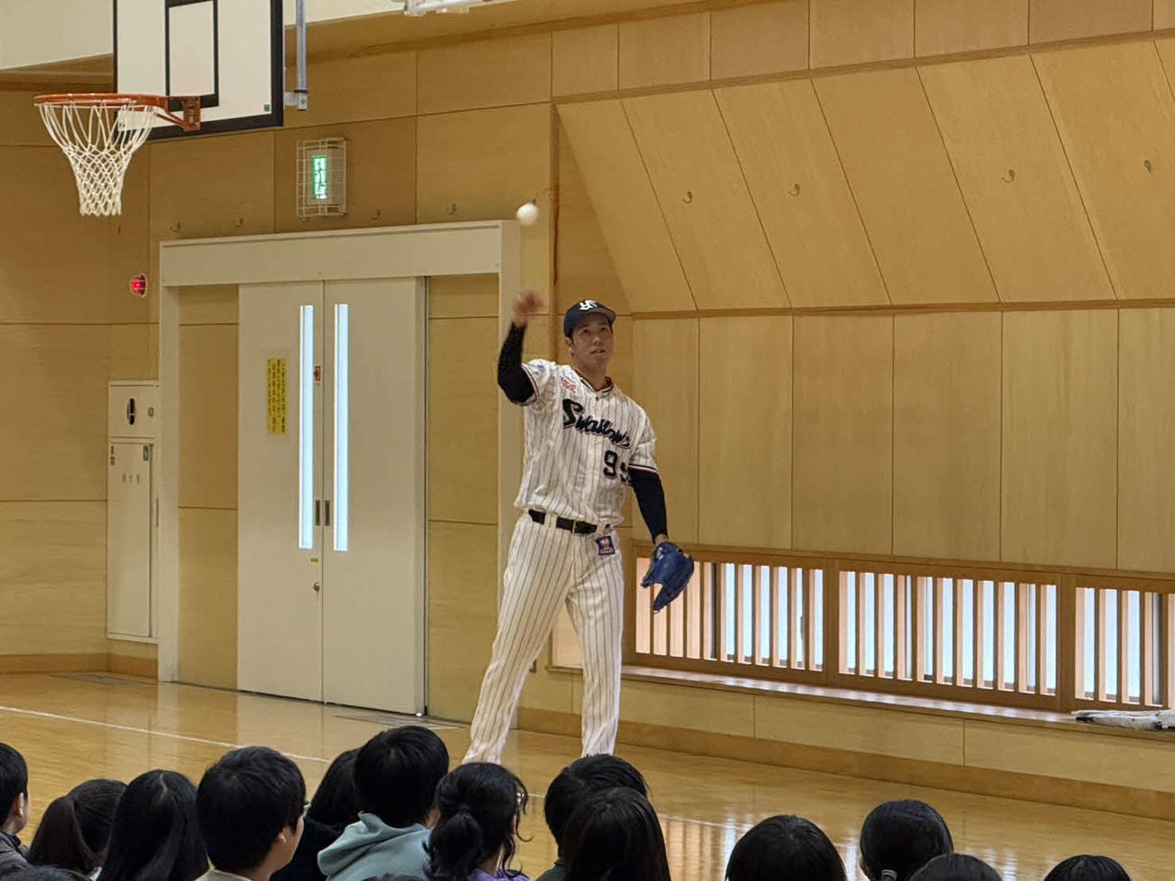 小学生とキャッチボールをするヤクルト青柳（撮影・上田悠太）