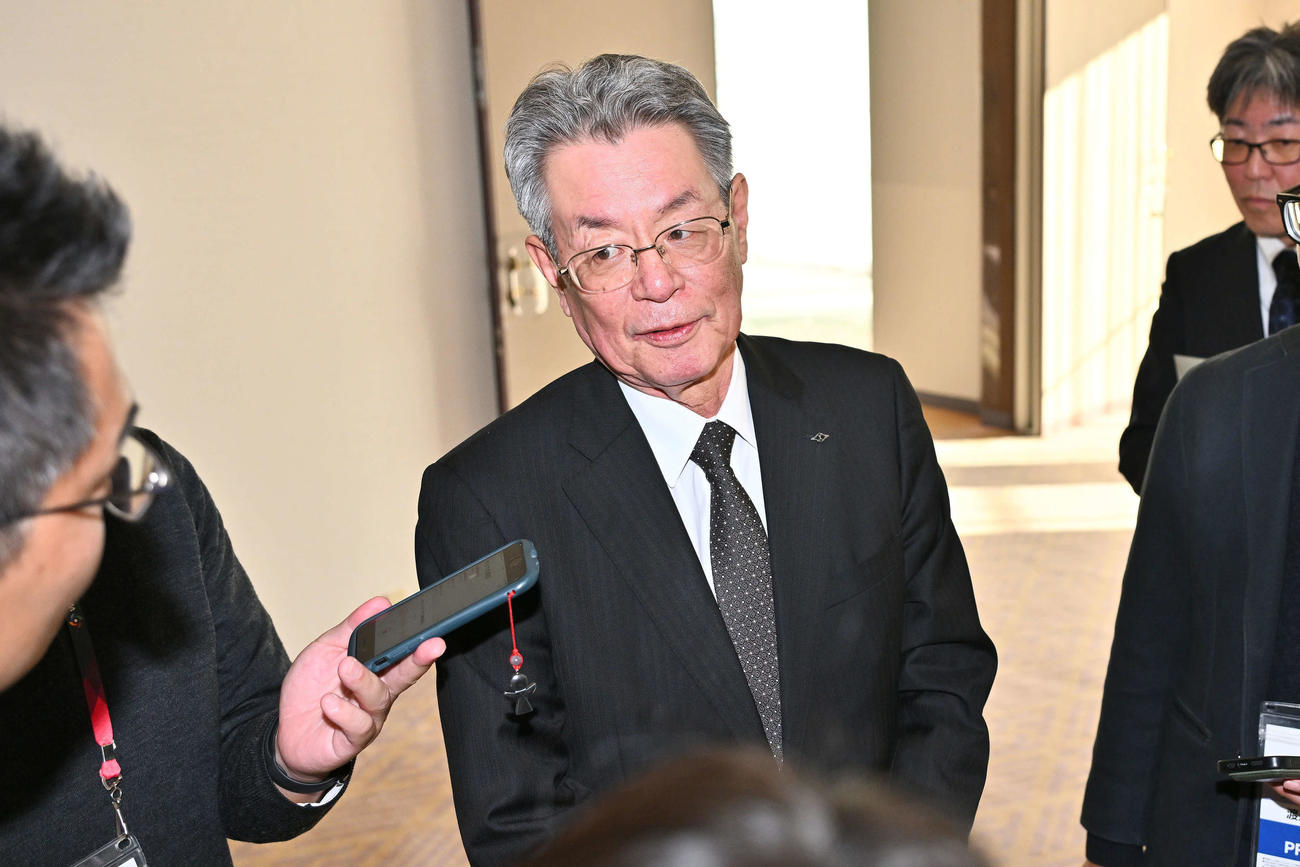 オーナー会議を終え取材に応じる阪神秦雅夫オーナー（撮影・滝沢徹郎）