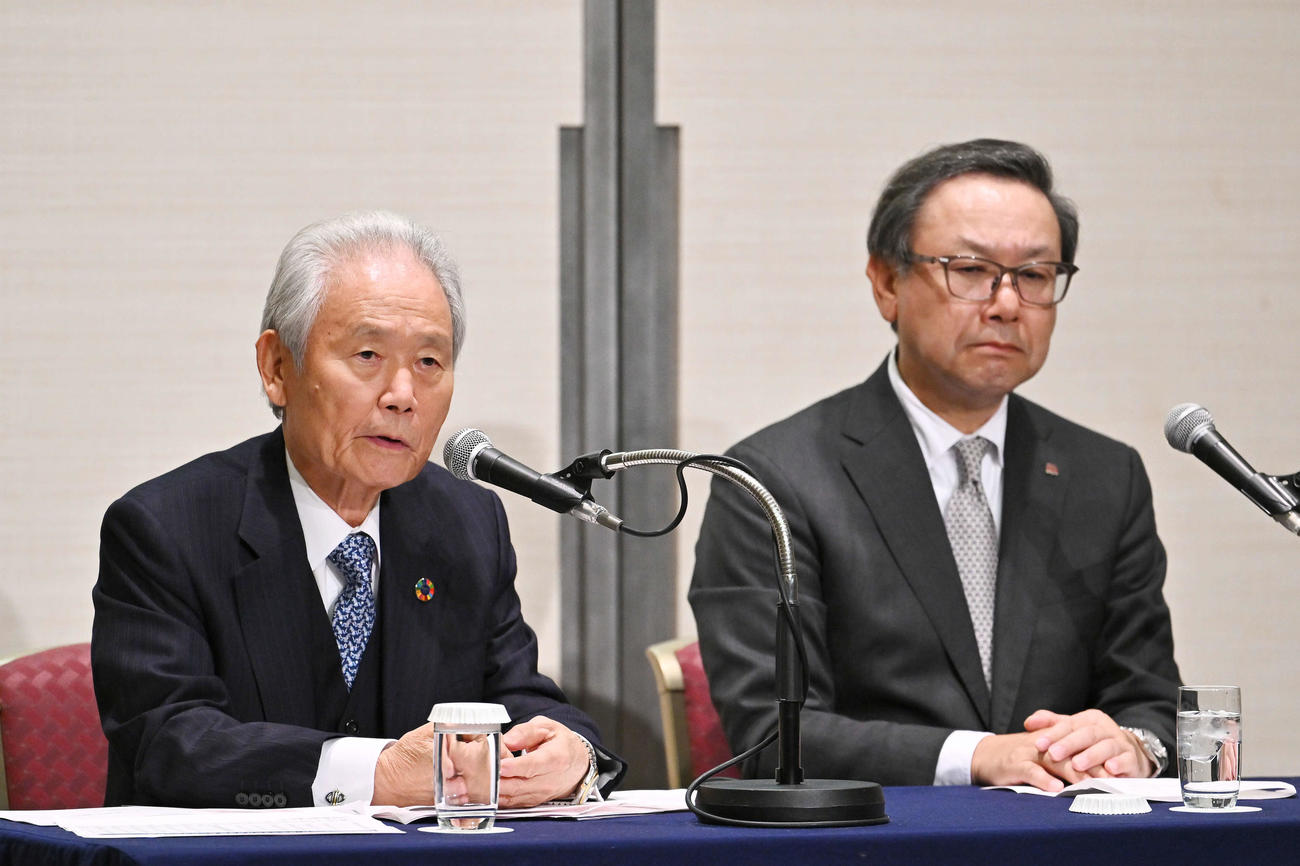 オーナー会議を終え会見するNPBの榊原定征コミッショナー（左）と日本ハム井川伸久オーナー（撮影・滝沢徹郎）