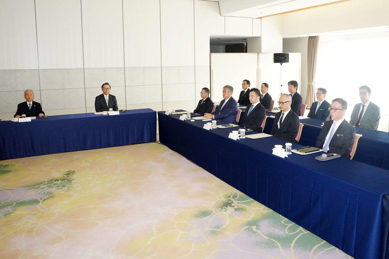 プロ野球オーナー会議に臨む、左から榊原コミッショナー、議長の日本ハム井川オーナー、西武後藤オーナー、ロッテ玉塚オーナー代行、楽天森井オーナー代行、オリックス湊オーナー代行、ソフトバンク大脇オーナー臨時代理人（撮影・江口和貴）