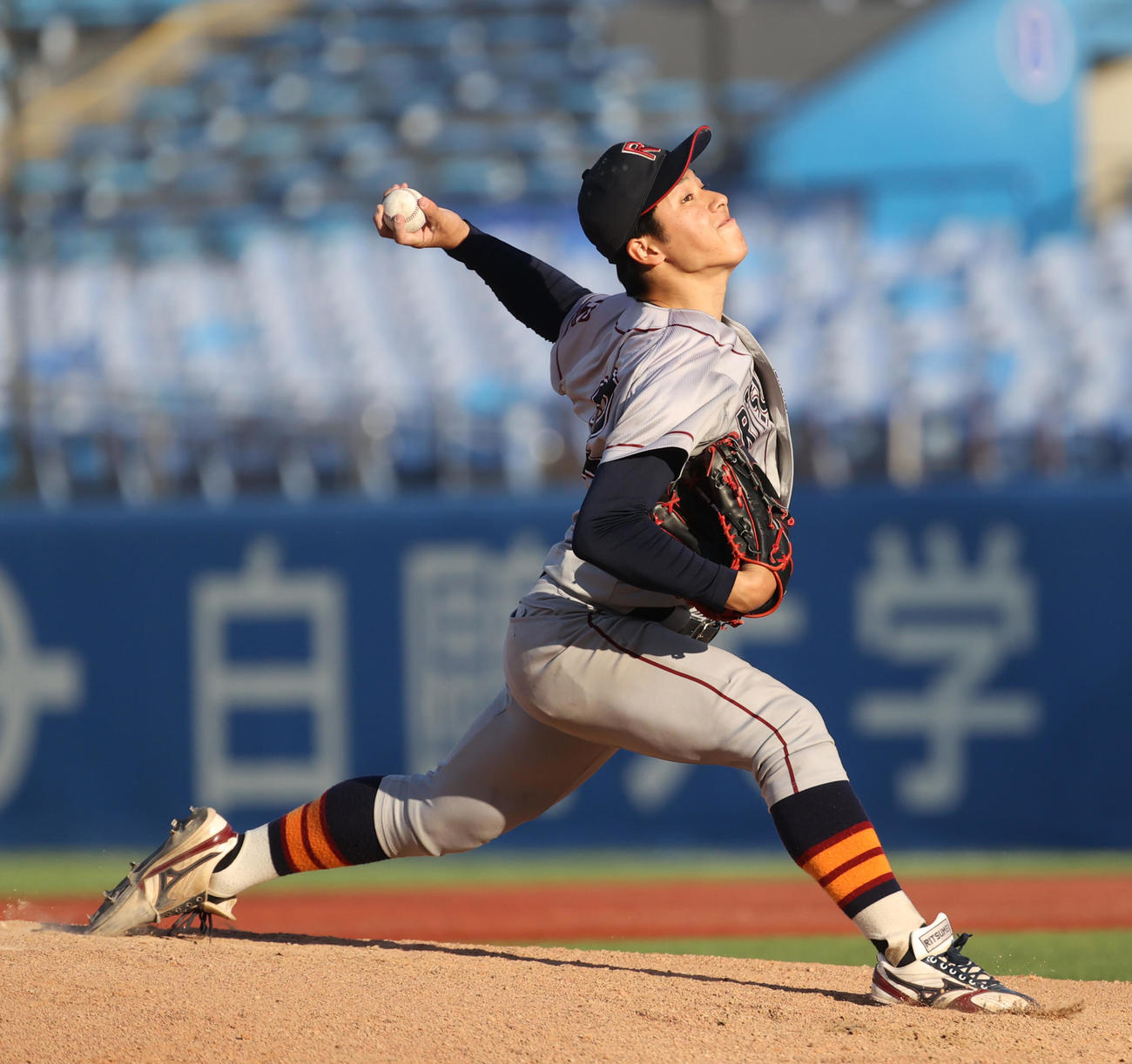 青学大対立命大　7回から登板した立命大・有馬（撮影・柴田隆二）