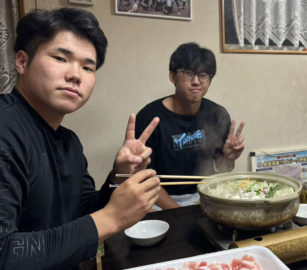 DeNA1位青学大・小田（左）の実家に訪れた際に、一緒に鍋料理を食べる阪神1位創価大・立石