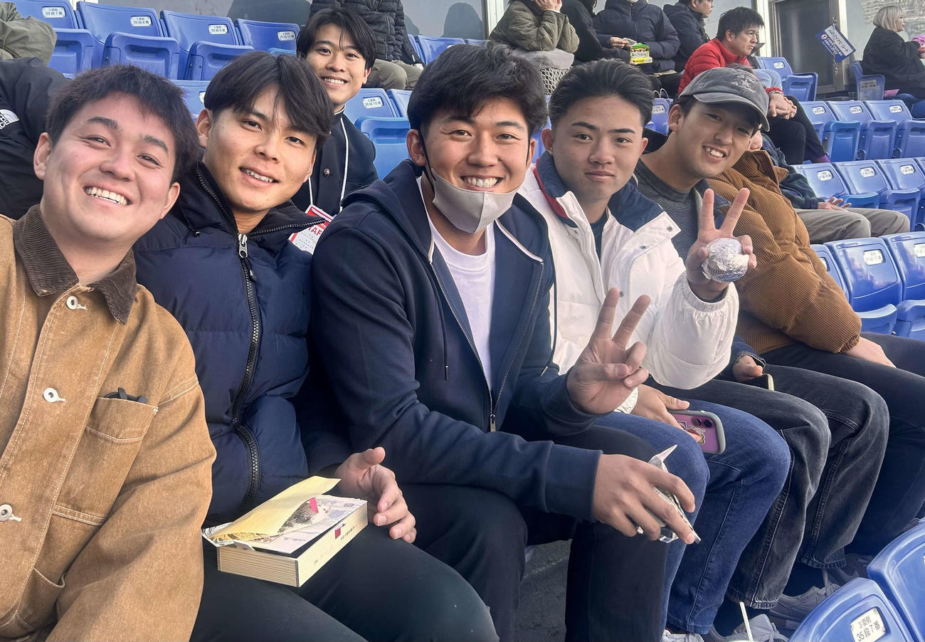 明治神宮大会の大学の部決勝戦の観戦に訪れたヤクルト1位法大・松下（右端）や阪神1位創価大・立石（中央）ら（関係者提供）