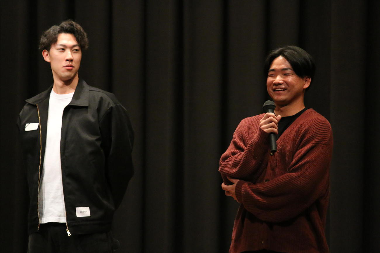 泊村で行われたトークショーに参加した日本ハム福島蓮　（左）と山県＝2025年11月19日