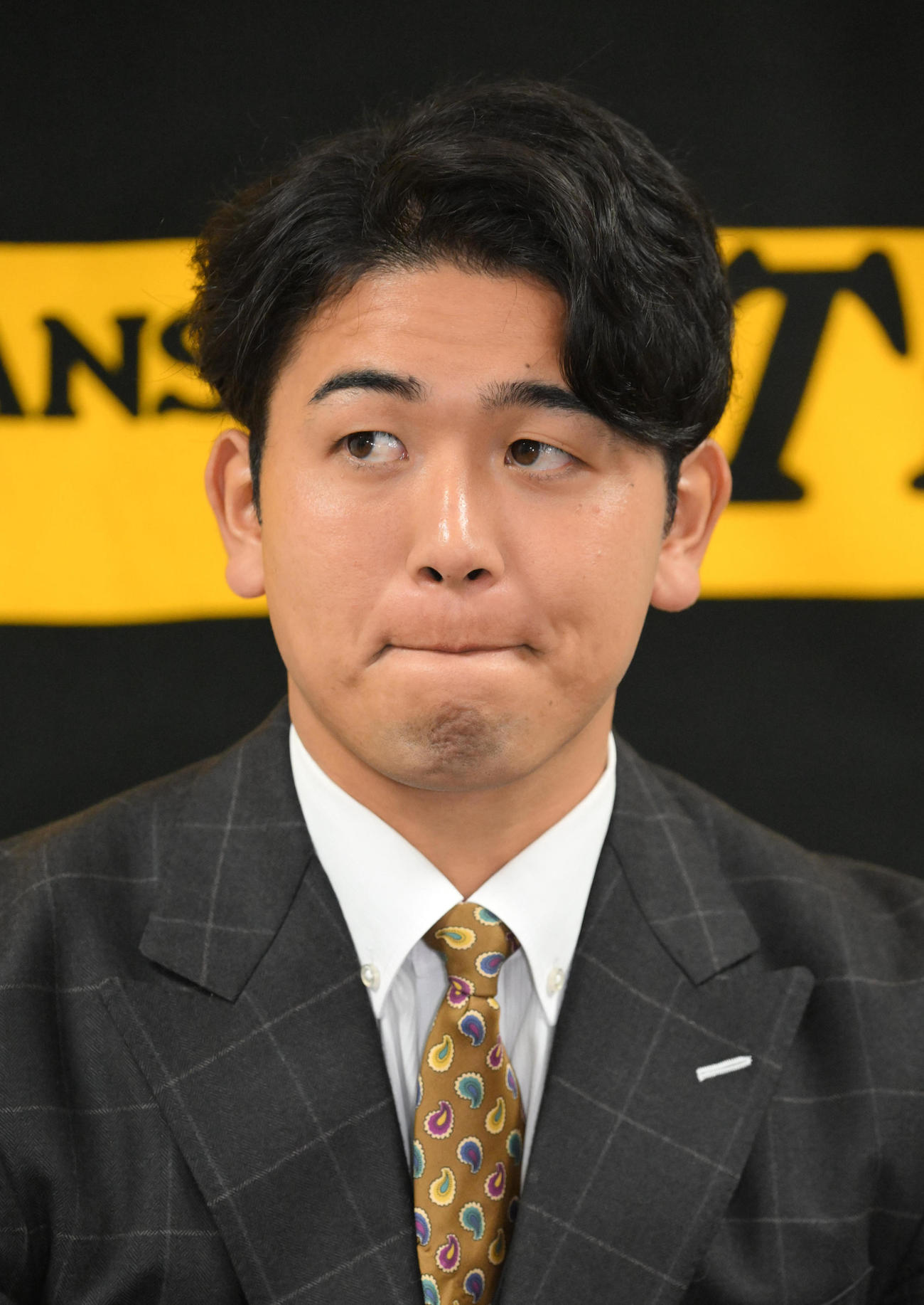契約更改を終え会見する阪神岡留（撮影・石井愛子）