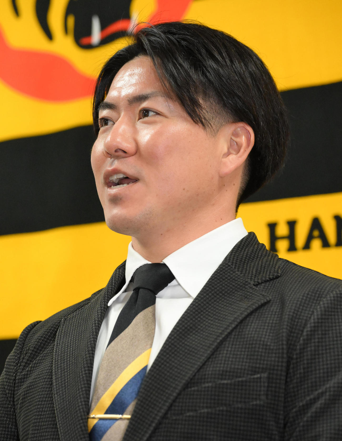 契約更改を終え会見する阪神長坂（撮影・石井愛子）