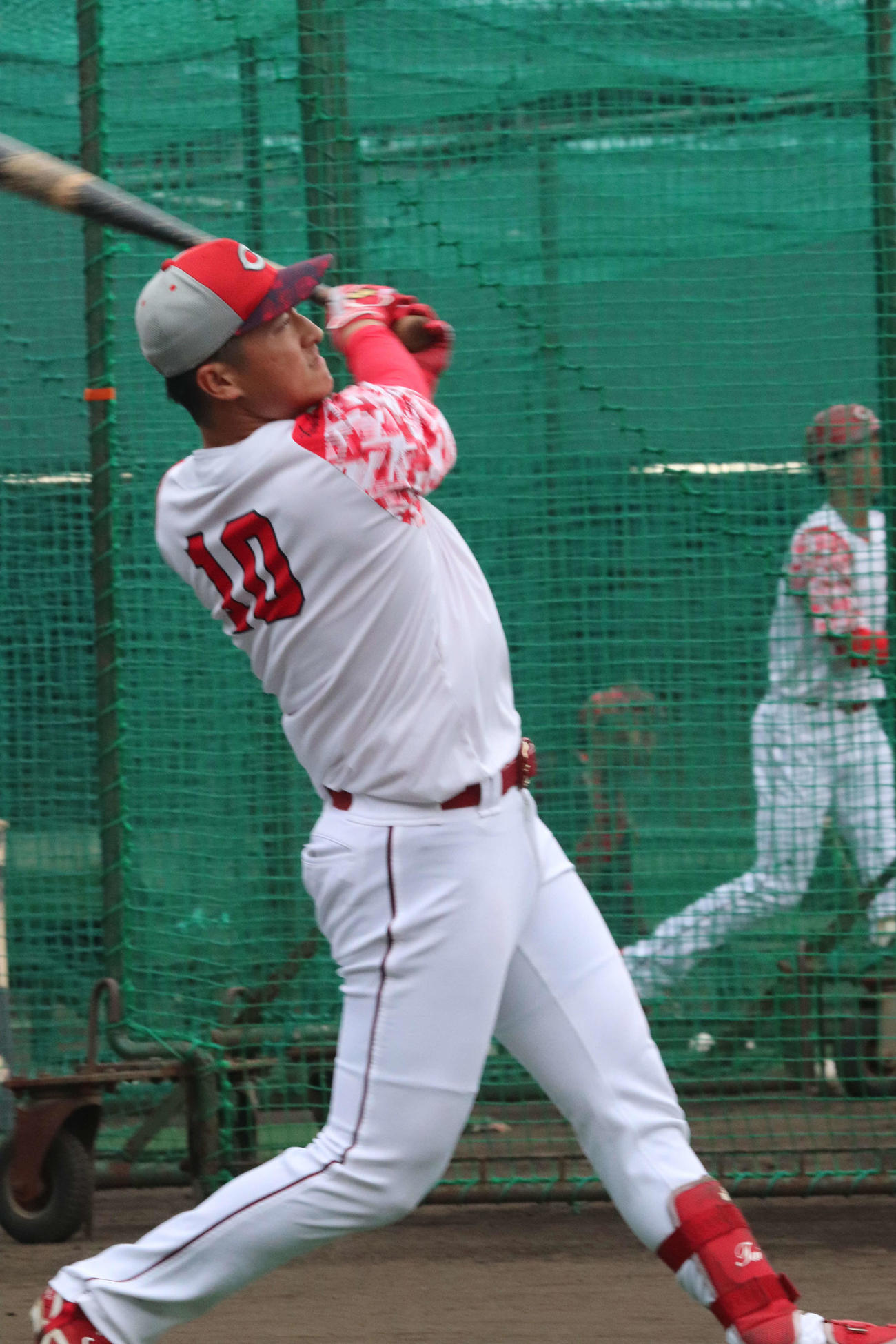 秋季キャンプでロングティーを行う広島佐々木