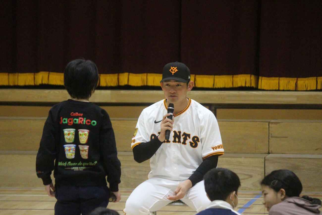 生徒の質問に答える萩尾