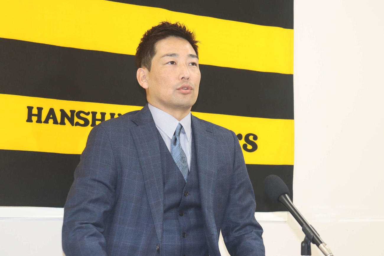 契約交渉に臨んだ阪神岩崎優投手＝2025年11月20日、甲子園