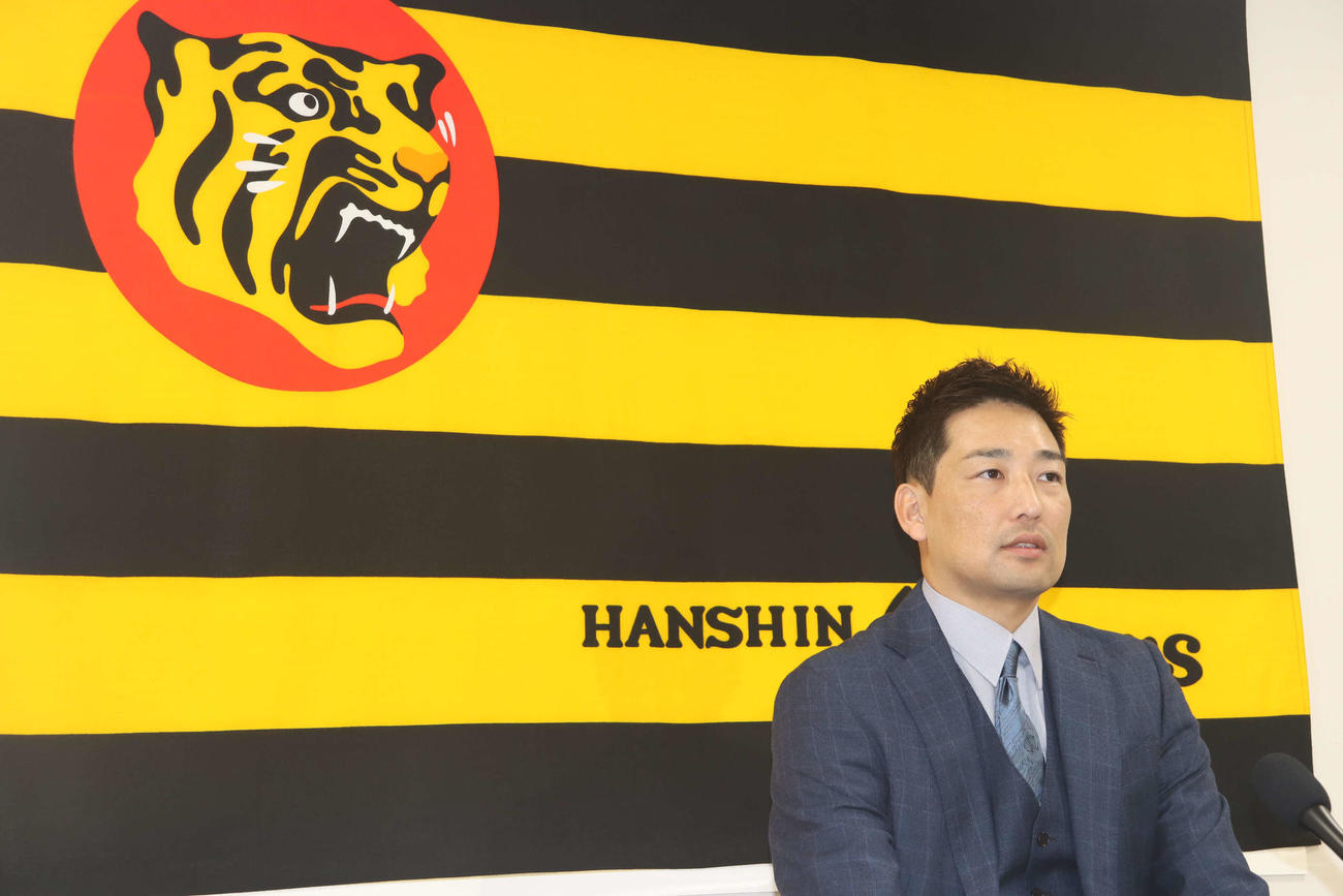 契約交渉に臨んだ阪神岩崎優投手＝2025年11月20日、甲子園