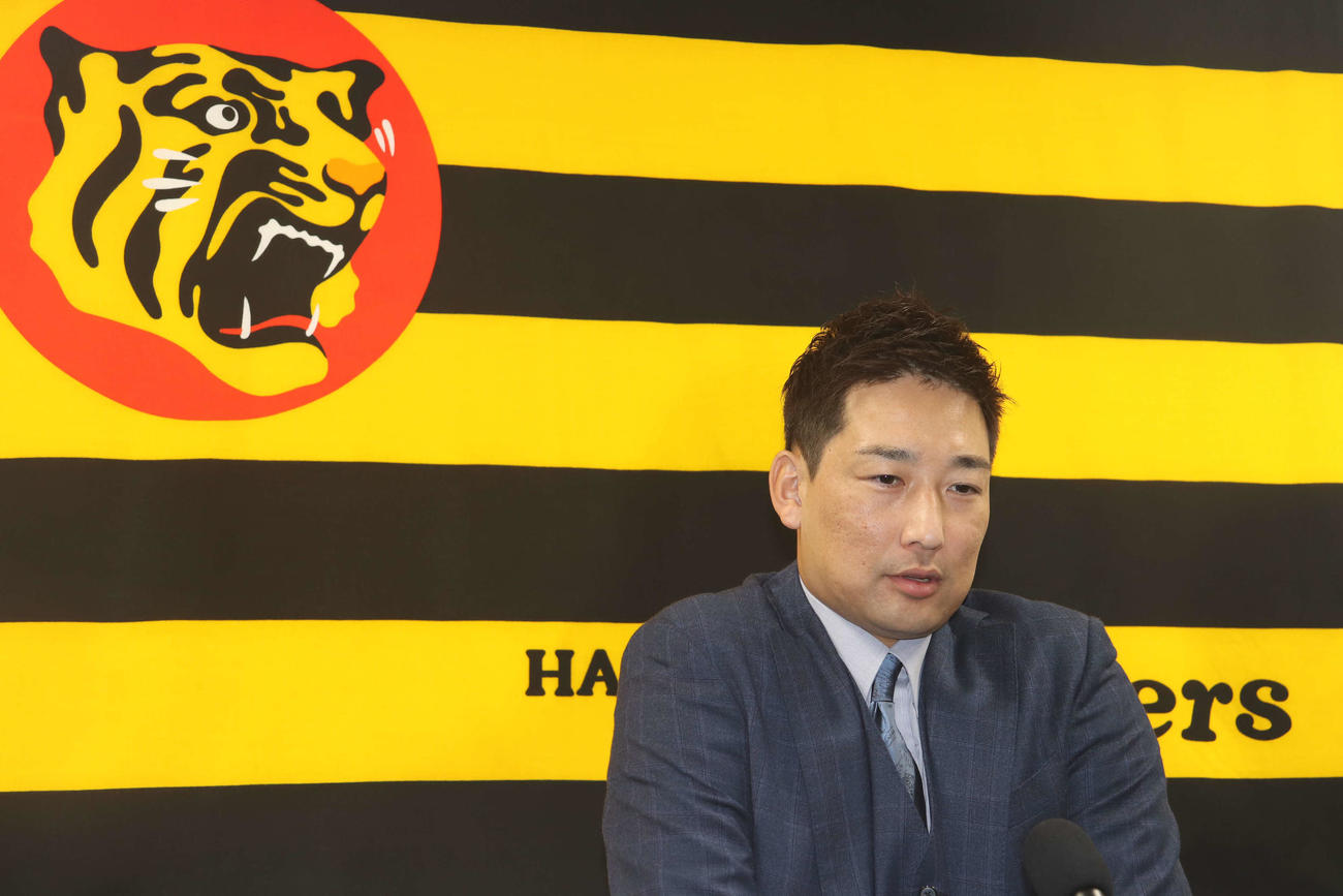 契約交渉に臨んだ阪神岩崎優投手＝2025年11月20日、甲子園