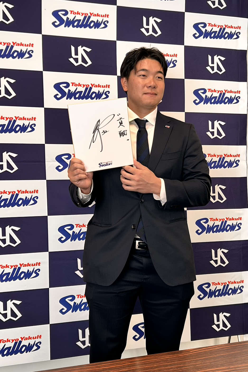 契約更改後に会見したヤクルト松本直（撮影・上田悠太）