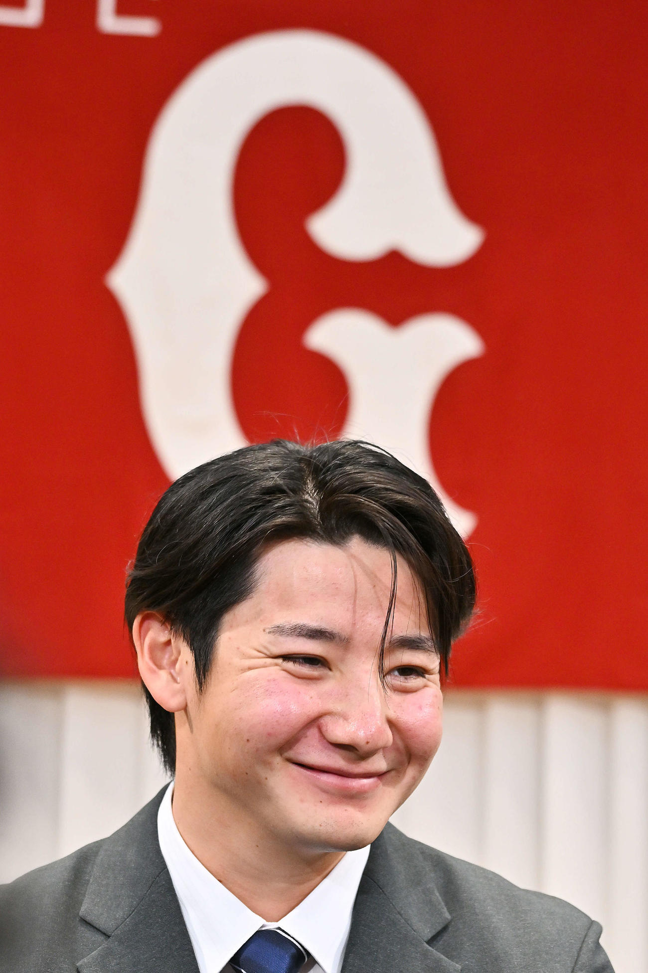 仮契約を終えた巨人ドラフト1位の鷺宮製作所・竹丸は囲み取材で笑顔を見せる（撮影・滝沢徹郎）