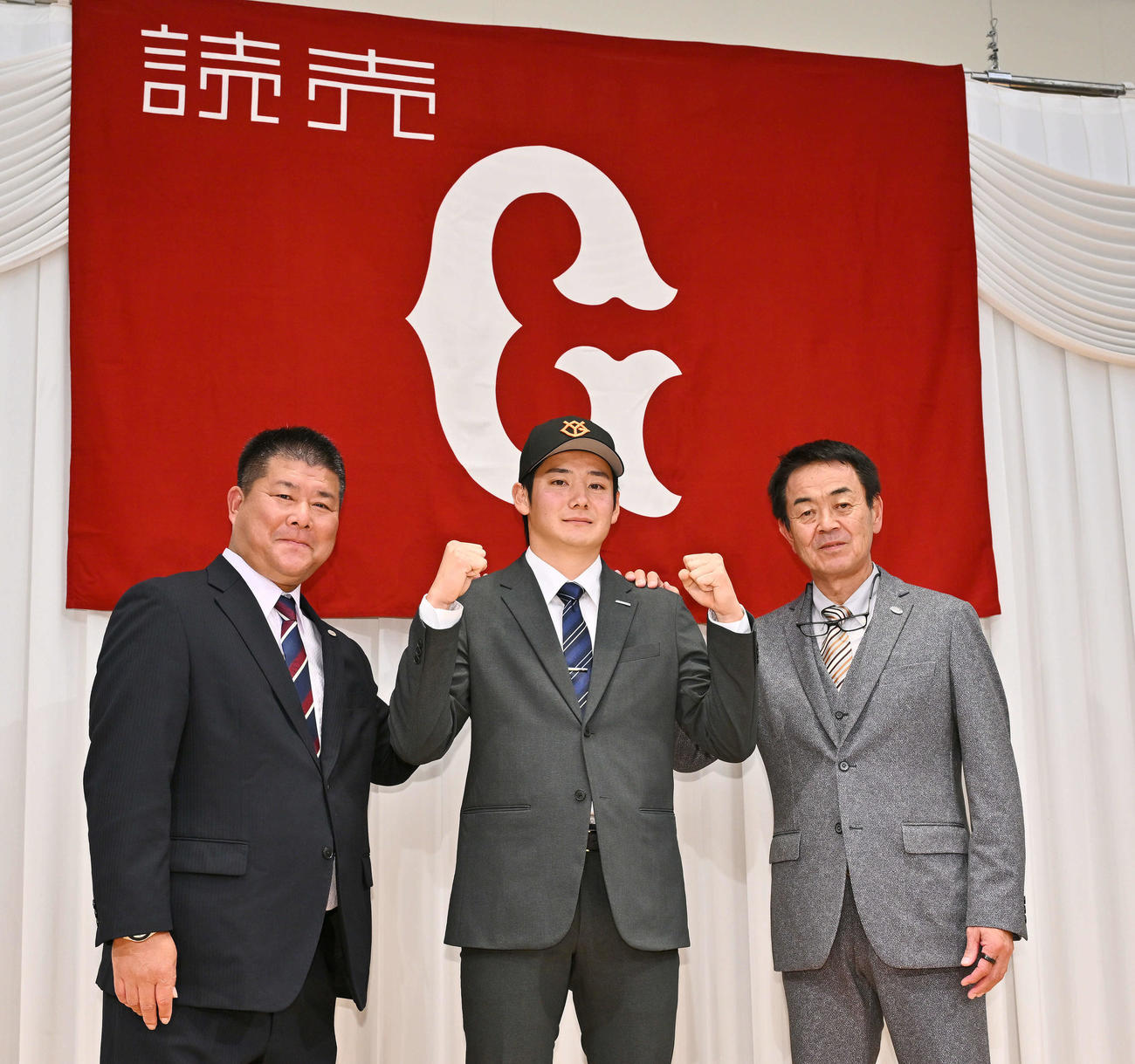 仮契約を終え記念撮影する巨人ドラフト1位の鷺宮製作所・竹丸。左は森中スカウト。右は水野編成本部長（撮影・滝沢徹郎）