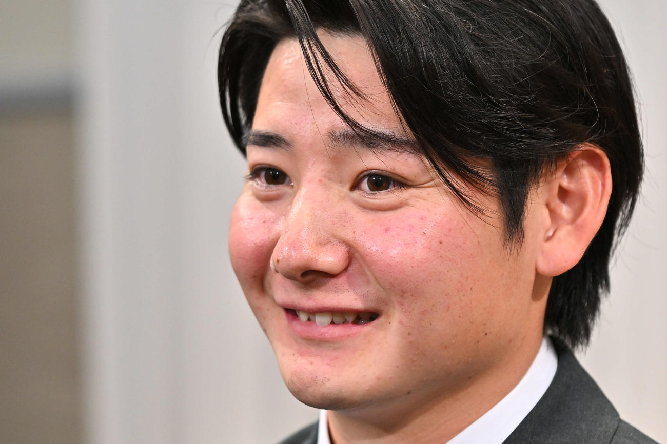 仮契約を終えた巨人ドラフト1位の鷺宮製作所・竹丸は囲み取材で笑顔を見せる（撮影・滝沢徹郎）