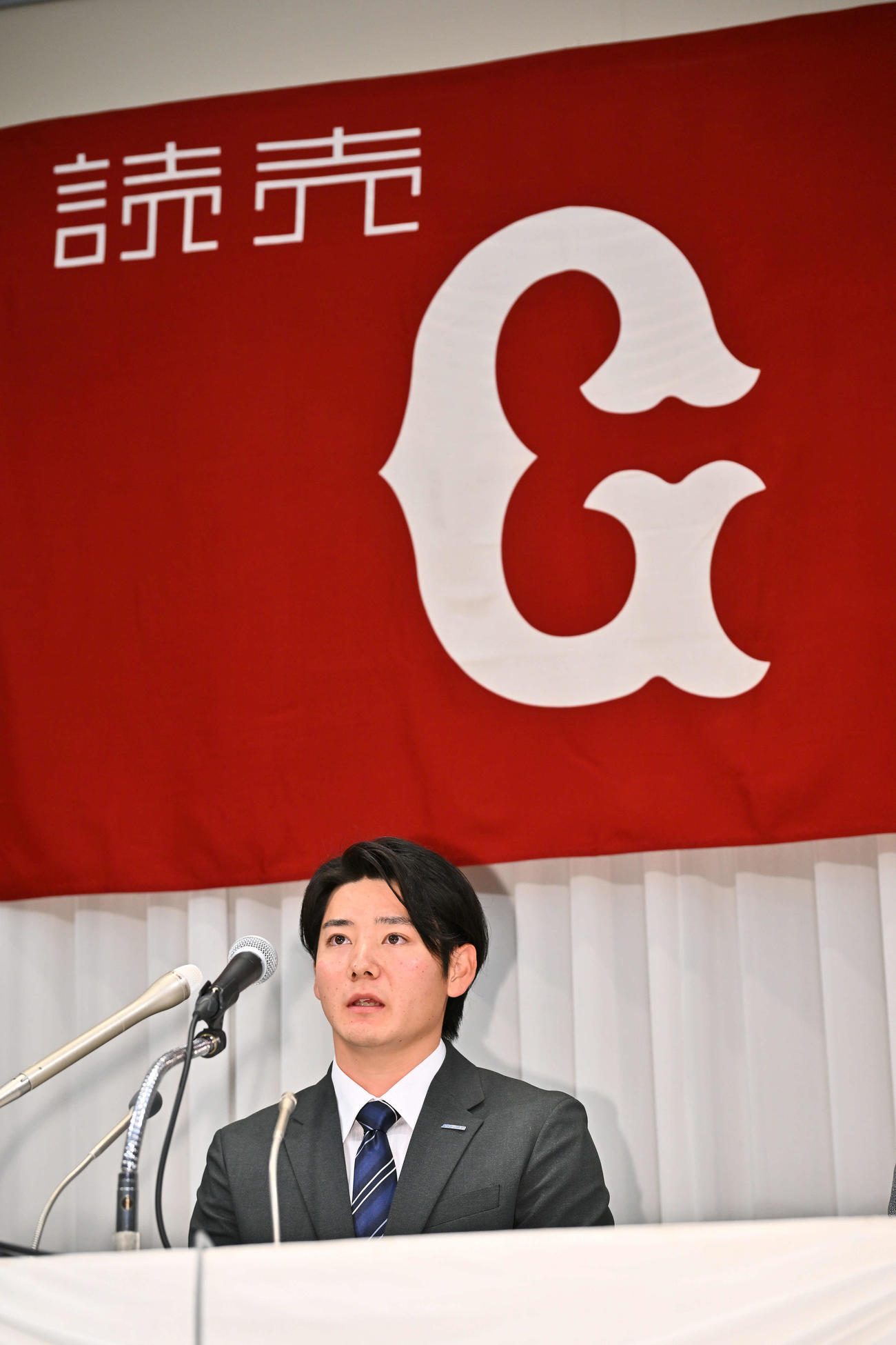 仮契約を終え会見する巨人ドラフト1位の鷺宮製作所・竹丸（撮影・滝沢徹郎）