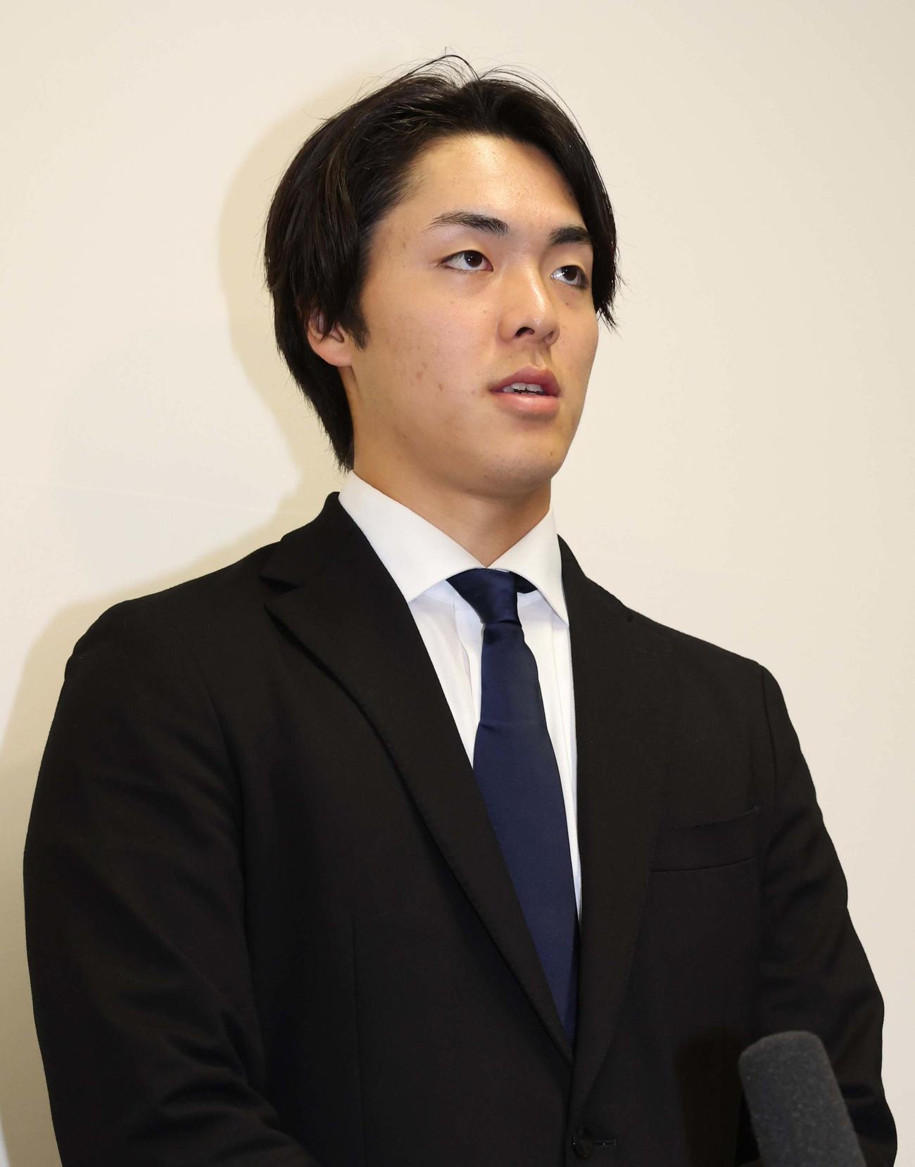 契約更改を終え記者会見する日本ハム柴田（撮影・黒川智章）