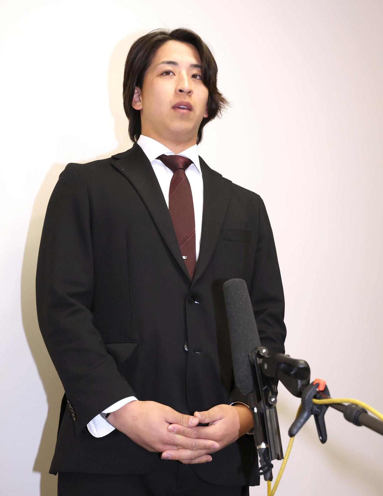 契約更改を終え記者会見する日本ハム細野（撮影・黒川智章）