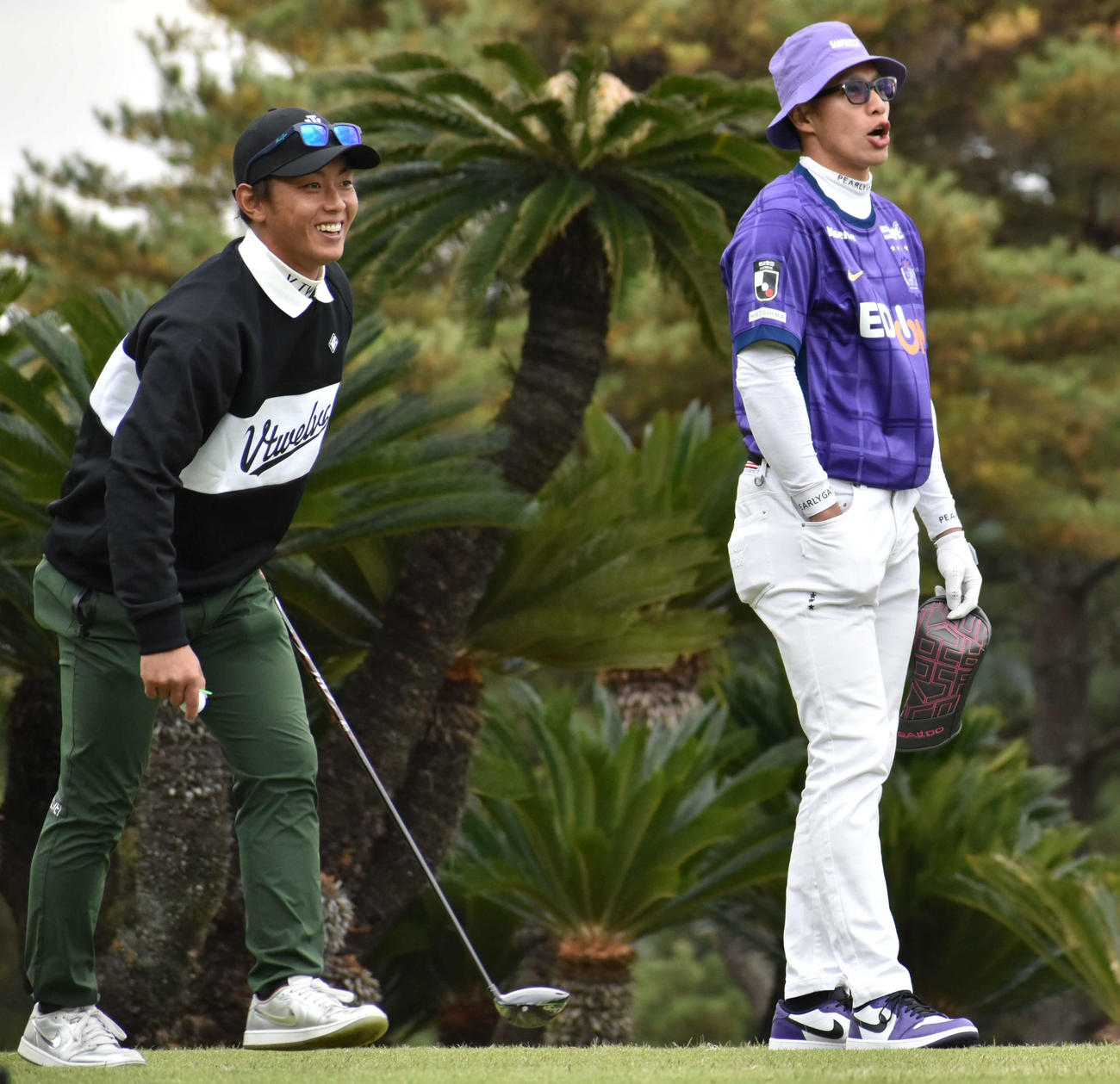 選手会ゴルフを楽しむソフトバンク柳田。左は今宮（撮影・只松憲）