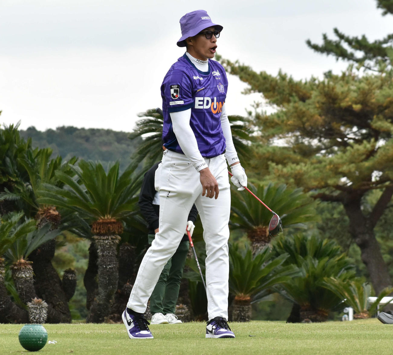 選手会ゴルフでティーショットを放ち、驚きの表情を見せる柳田（撮影・只松憲）