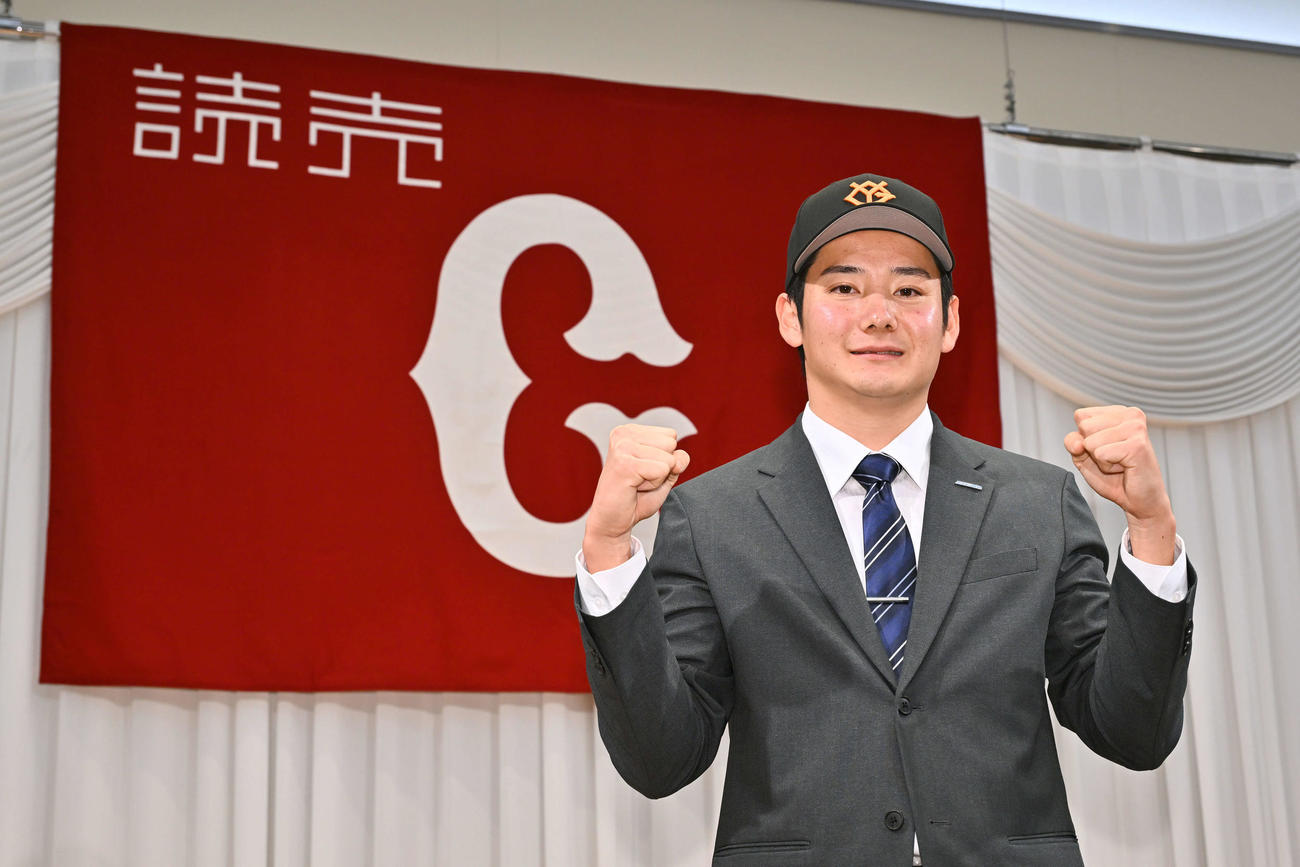 仮契約を終え記念撮影する巨人ドラフト1位の鷺宮製作所・竹丸（撮影・滝沢徹郎）