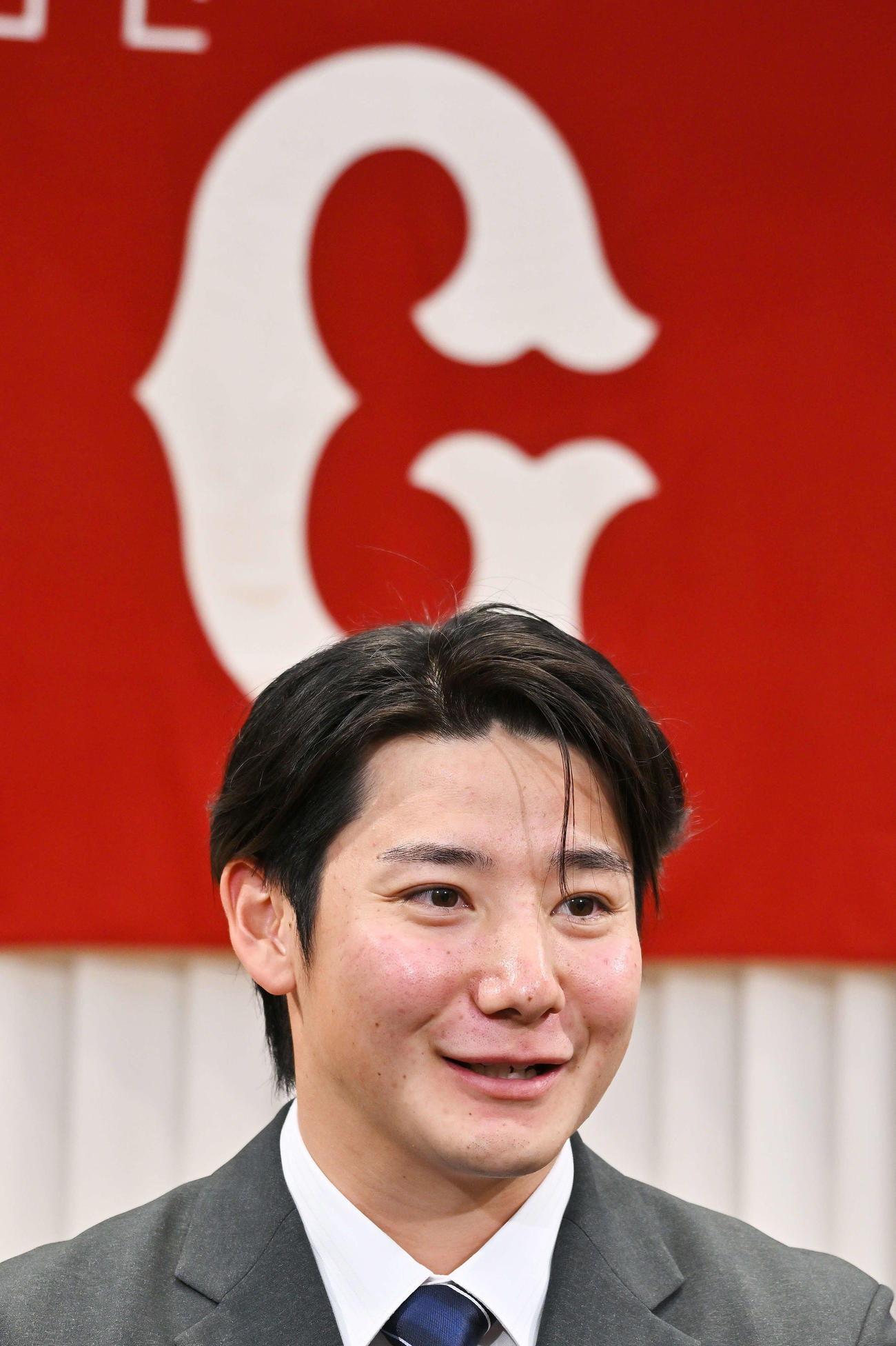 仮契約を終えた巨人ドラフト1位の鷺宮製作所・竹丸は囲み取材で笑顔を見せる（撮影・滝沢徹郎）