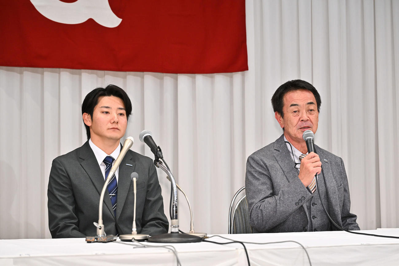 仮契約を終え会見する巨人ドラフト1位の鷺宮製作所・竹丸（左）と水野編成本部長（撮影・滝沢徹郎）