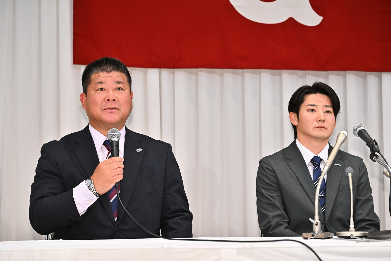仮契約を終え会見する巨人ドラフト1位の鷺宮製作所・竹丸（右）と森中スカウト（撮影・滝沢徹郎）