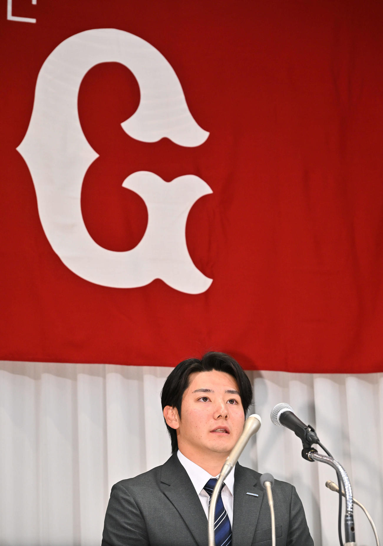 仮契約を終え会見する巨人ドラフト1位の鷺宮製作所・竹丸（撮影・滝沢徹郎）